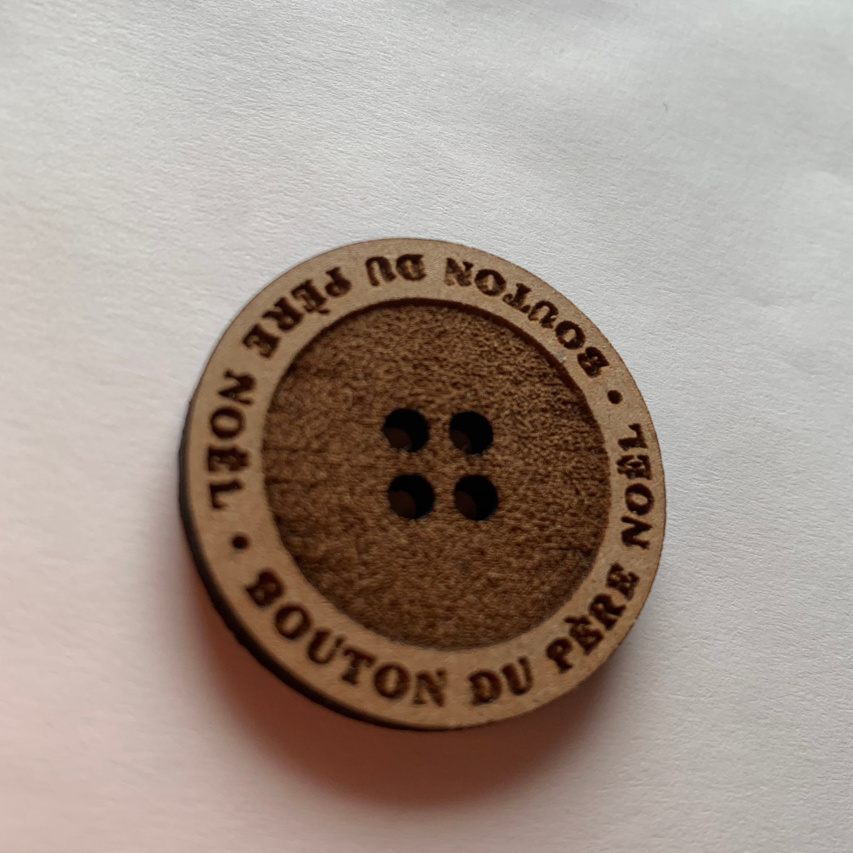 bouton du père noël en bois - mmwood - idée cadeau personnalisées